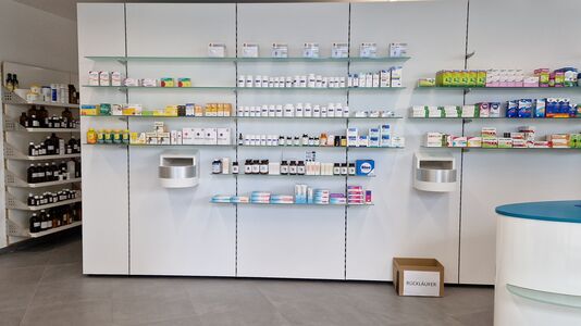 Regale befüllt mit Medikamentenpackungen