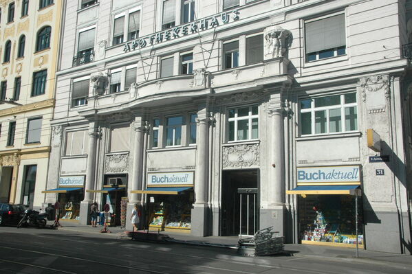 Nahaufnahme des Apothekerhauses in der Spitalgasse 31, 1090 Wien.